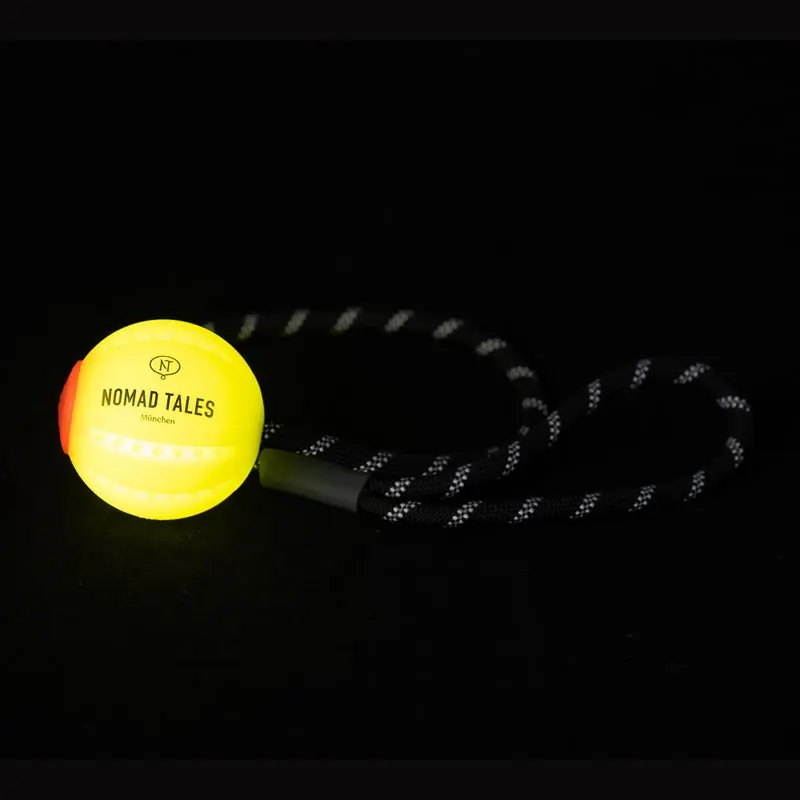 Nomad Tales Spirit USB LED-es labda kötéllel Azonnal elérhető